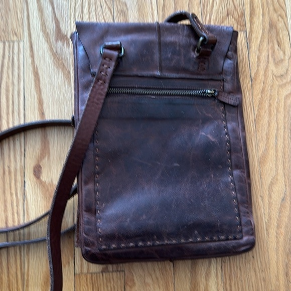 Johnny Farah brown leather cross body bag, flap closure and zippered pockets EUC - Picture 6 of 6